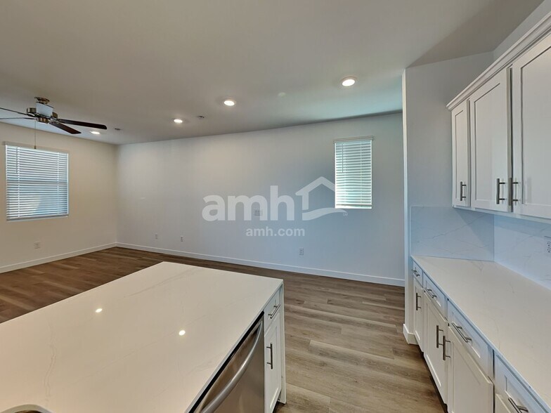 Building Photo - 9525 Harkes Dr