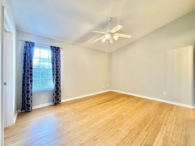 Building Photo - Welcome Home! Rare 3 Bedroom 2.5 Bath Town...