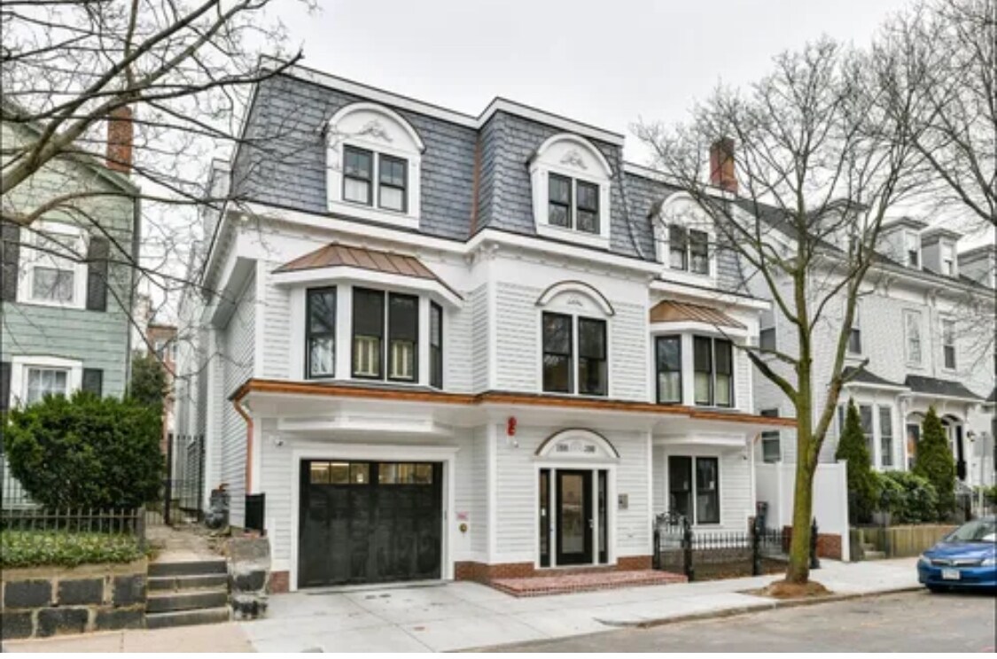 Building Photo - 388 W 4th St