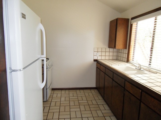 Kitchen - 5332 Norwich Ave