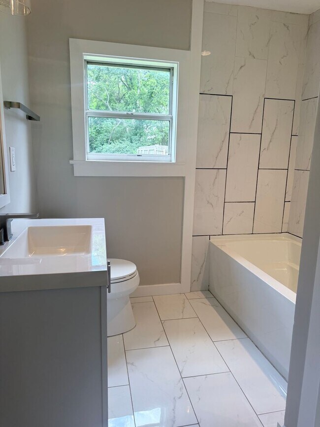 Building Photo - 2 bedroom, 1 bath, large back yard