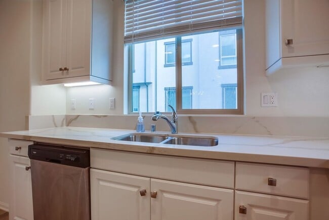 Building Photo - Beautiful 4 Bedroom Townhome! Built in 202...