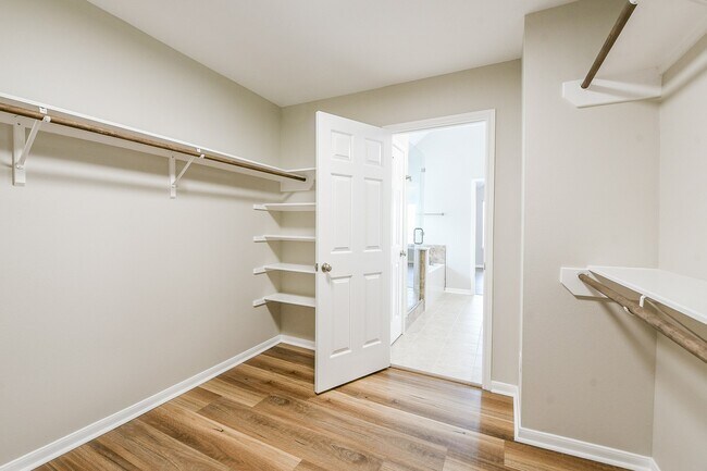 Building Photo - 815 Robins Way