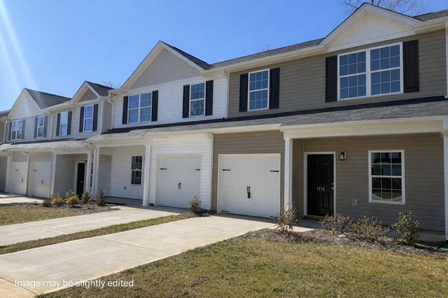 Building Photo - Two bedroom, 2.5 bath townhome in Whitsett