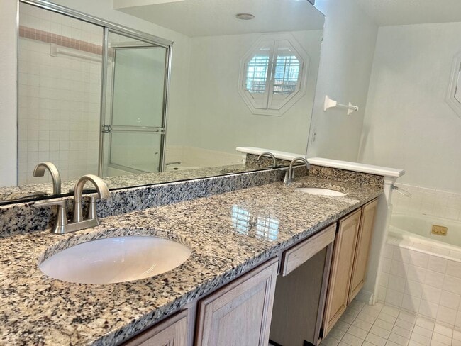 Building Photo - Beautiful Home with Water View in Eastwood!