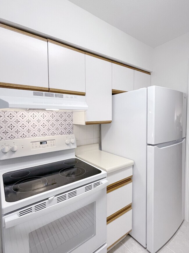 New range, new fridge. A quiet fridge. - 7718 Royal Ln