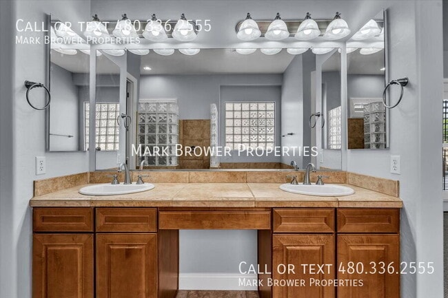 Building Photo - 3732 S Halsted Dr