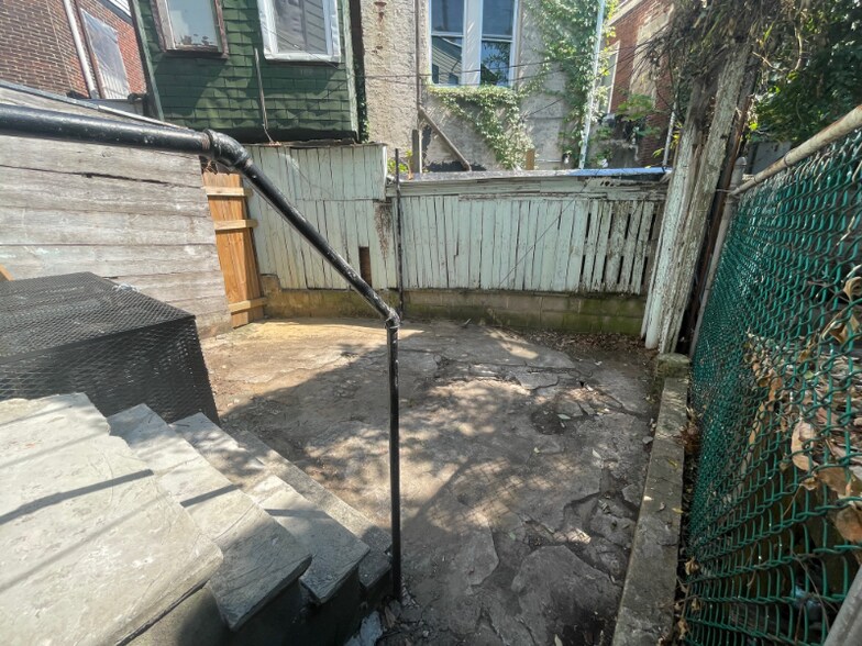 Building Photo - 642 E Indiana Ave