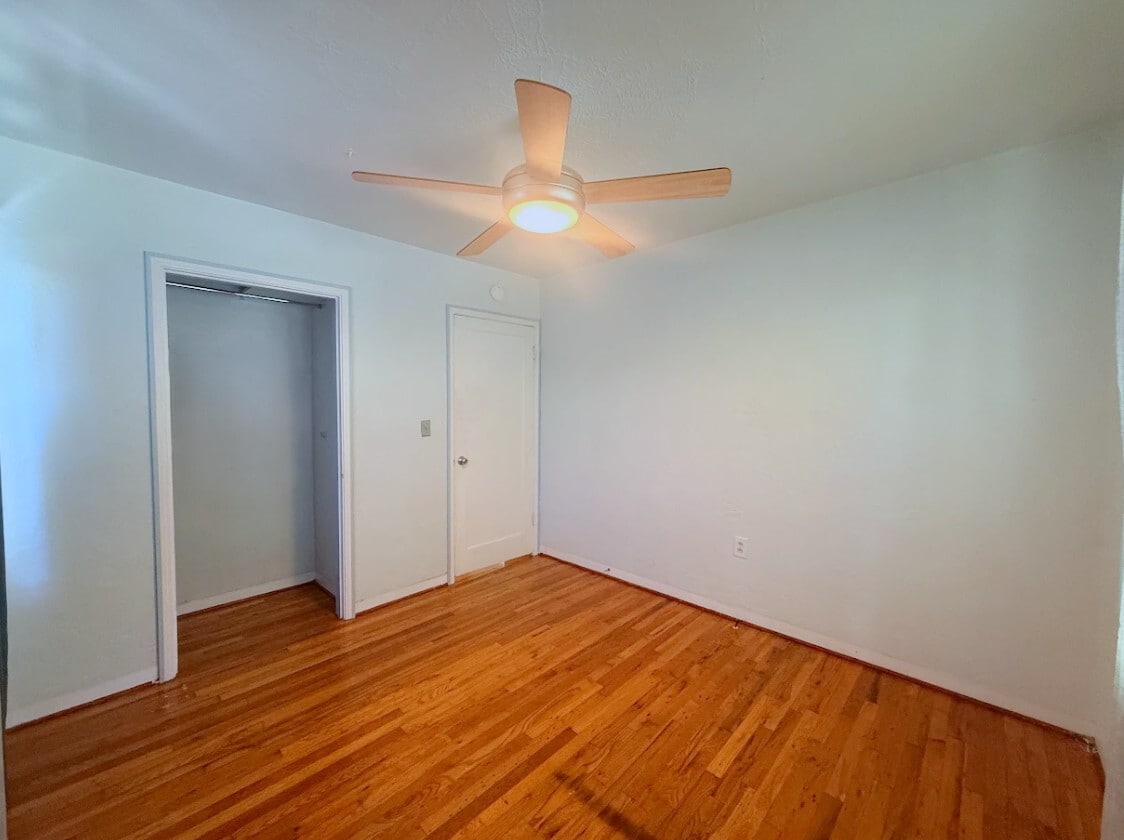 Building Photo - 3021 Oleander Ave