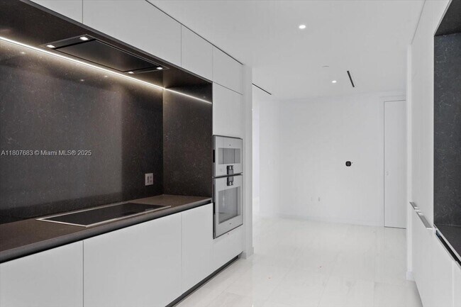 Building Photo - 300 Biscayne Blvd Way