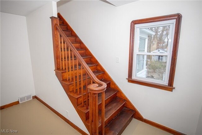 Building Photo - 483 Bank St