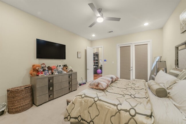 Building Photo - 5425 Hidalgo St