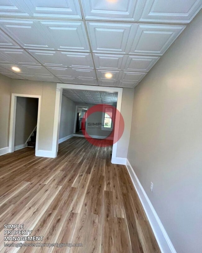 Building Photo - Massive 5 bedroom 1 bath house with fence in yard