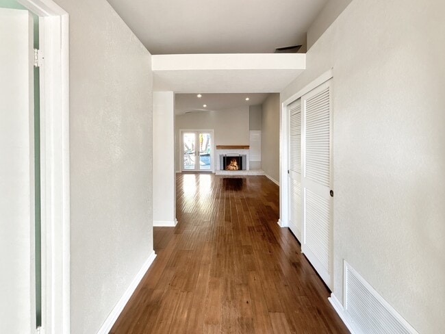 Building Photo - 5 Cll Rienda