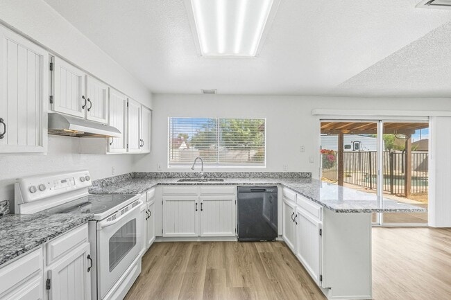 Building Photo - Wonderful East Valley Home! 4bedroom 2 Bat...