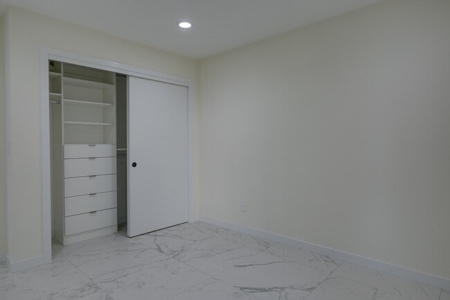 Building Photo - Stunning 5 Bedroom Juanita Bay Home For Rent!