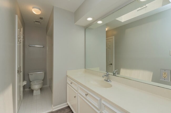 Building Photo - Huge breathtaking home!! Gated comunity with private lakes!