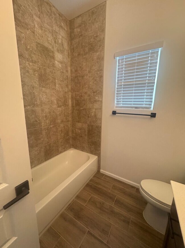 Building Photo - Beautiful newer townhome with Mountain View’s