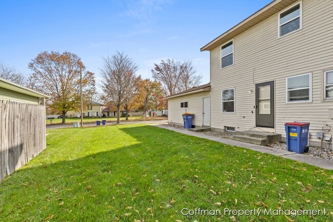 Building Photo - 2511-2513 Ridgefield Dr NE