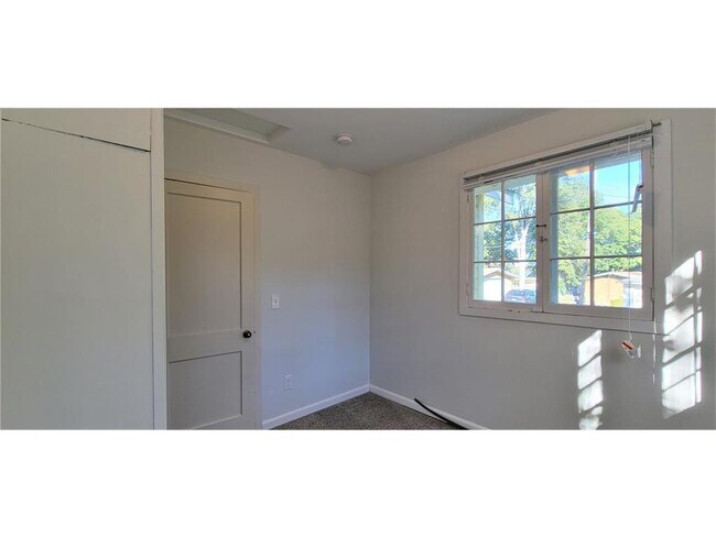 Building Photo - 2335 Hemlock Ln N