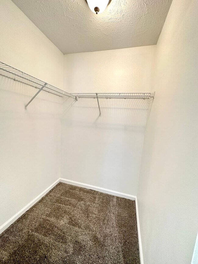 Building Photo - Cozy Single-Family Home with a Fenced Backyard