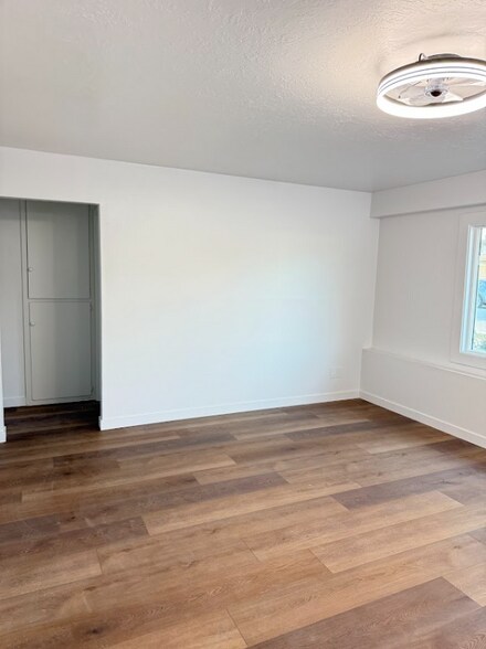 Building Photo - 8927 Delrose Ave