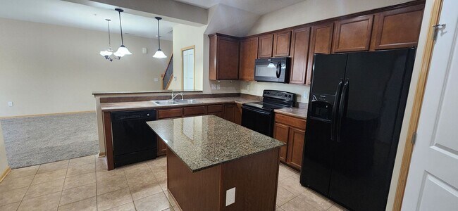 Building Photo - Rare 3 bedroom, 2.5 bathroom rental home w...