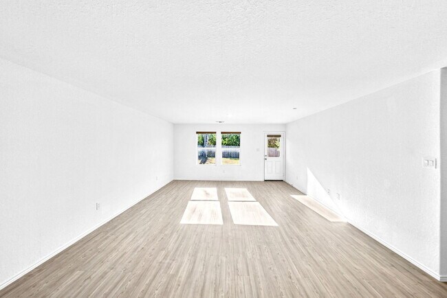 Building Photo - Charming 3-Bedroom Haven with 2 Full Baths