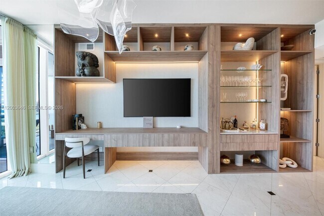 Building Photo - 100 South Pointe Dr