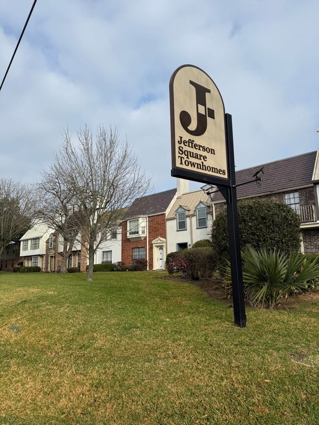 Building Photo - Beautiful 2 Bedroom Townhome off Jefferson