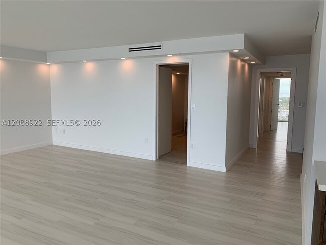 Building Photo - 881 Ocean Dr