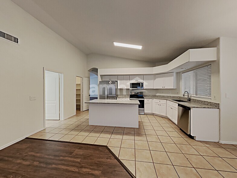 Building Photo - 12723 W Edgemont Ave