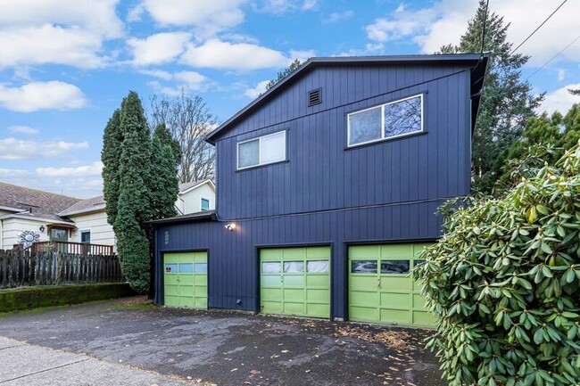 Building Photo - 121A SE 30th Pl