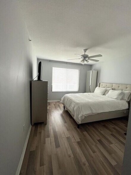 Building Photo - 713 Villa Cir