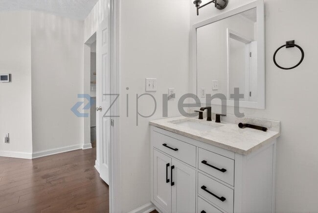 Building Photo - 484 Fraser St SE