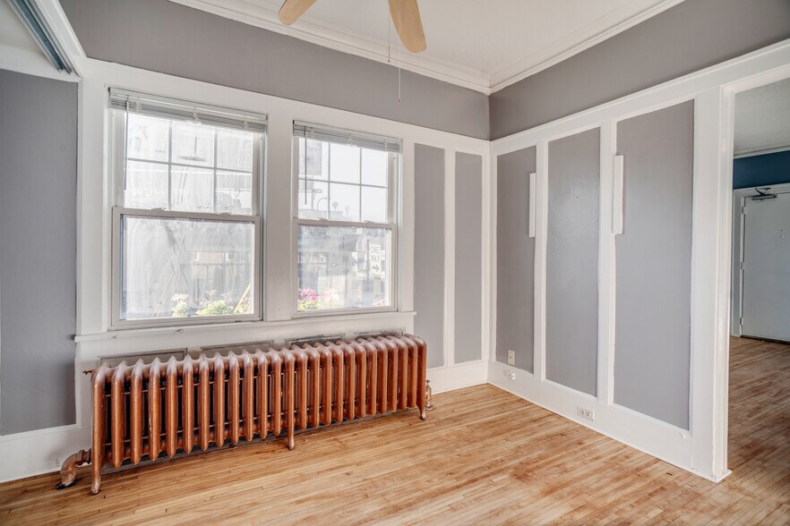 Building Photo - 1523 W Lake St