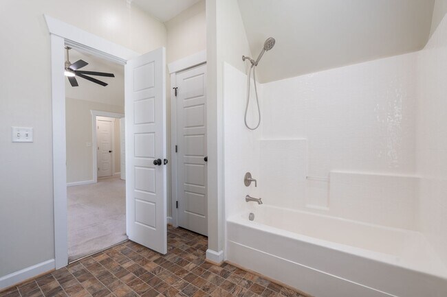 Building Photo - MOVE IN READY 3 Bedroom in the Heart of Western Branch!