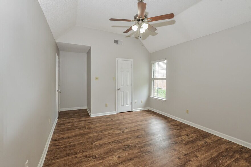 Building Photo - 8396 Creek Front Dr