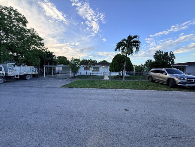 Building Photo - 561 W 39th St