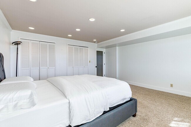 Building Photo - 531 Edgehill Dr