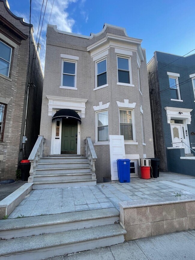 Building Photo - 27 48th St