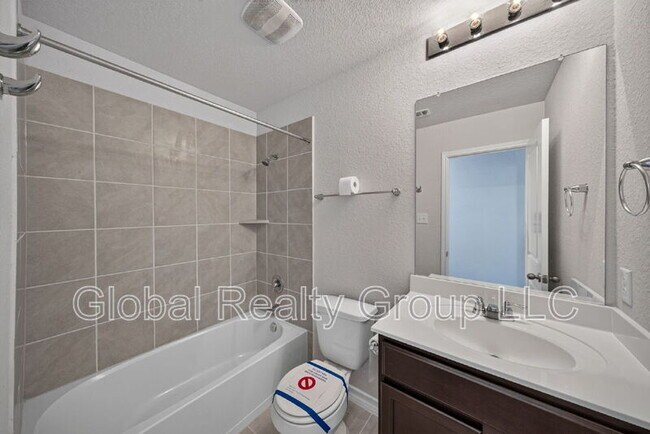 Building Photo - 515 Diamond Shls