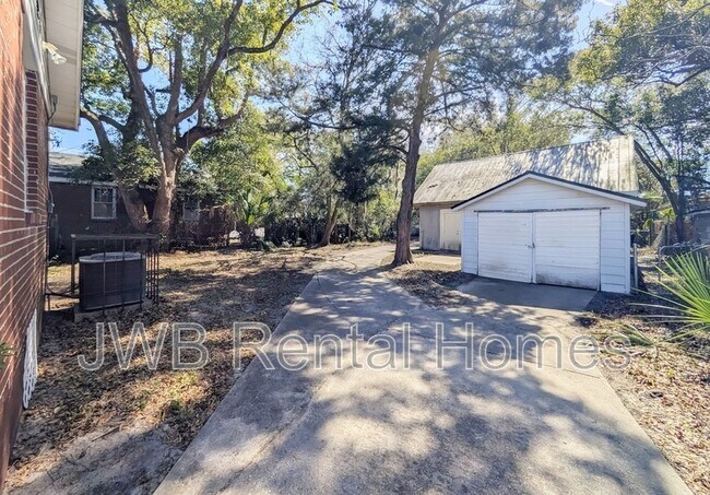 Building Photo - 44 W 55th St