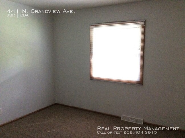 Building Photo - 3 Bedroom 1.5 Bathroom Updated Side by Side!