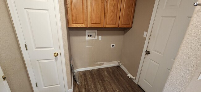 Building Photo - ALL PROSPECTIVE TENANTS MUST SUBMIT A $58 ...