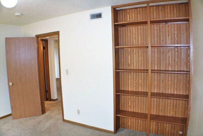 Building Photo - $1,100 | 2 Bedroom, 1 Bathroom CONDO | CAT Friendly* | Available for Immediate Move In!