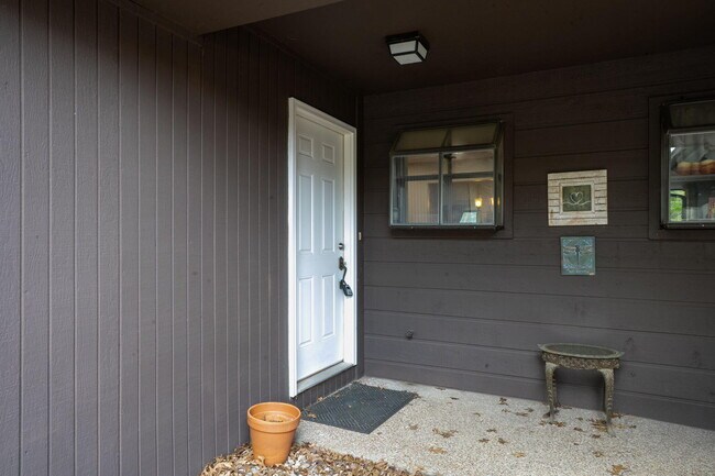 Building Photo - 2200 Bushnell Dr