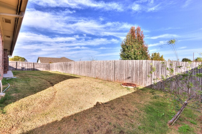 Building Photo - 500 Loyd Ln