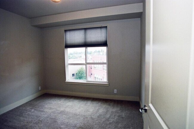 Building Photo - 410 NE 70th St