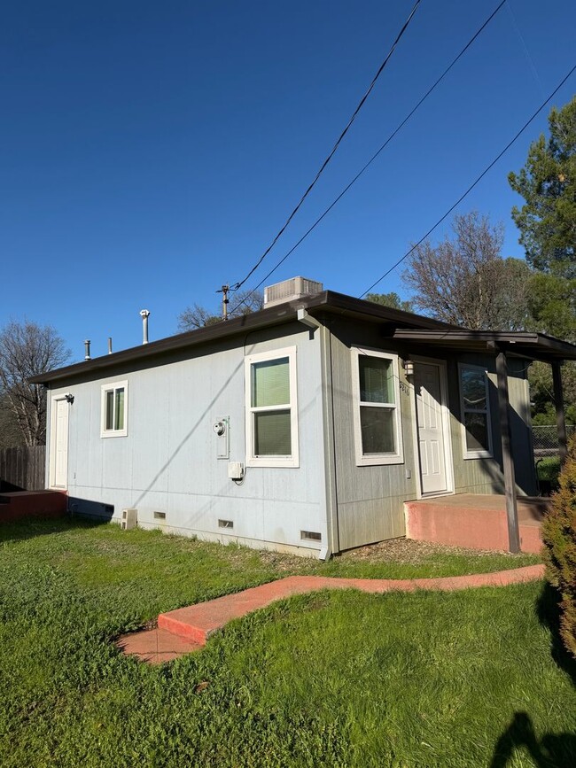 Building Photo - 1 bedroom, 1 bathroom Charming Home Central Location